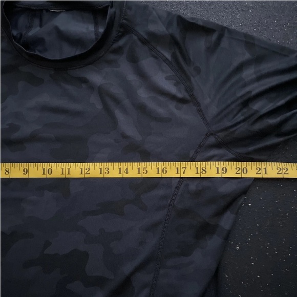 Camo Long-Sleeve Athletic Stretch Dark Gray/Black Mens S or M Pullover - Picture 3 of 4